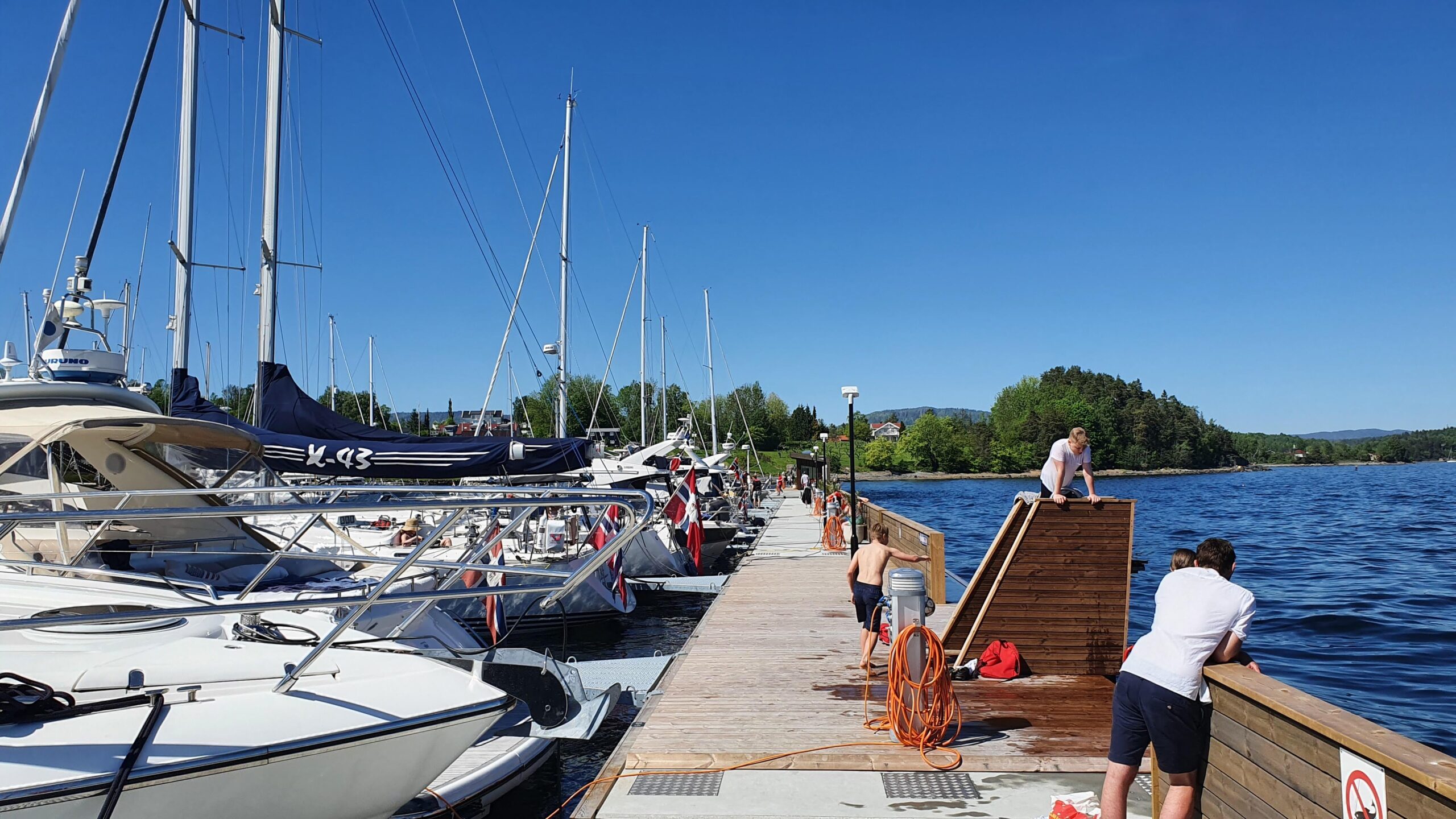 Gjestehavn i Vollen Marina i sommerlys
