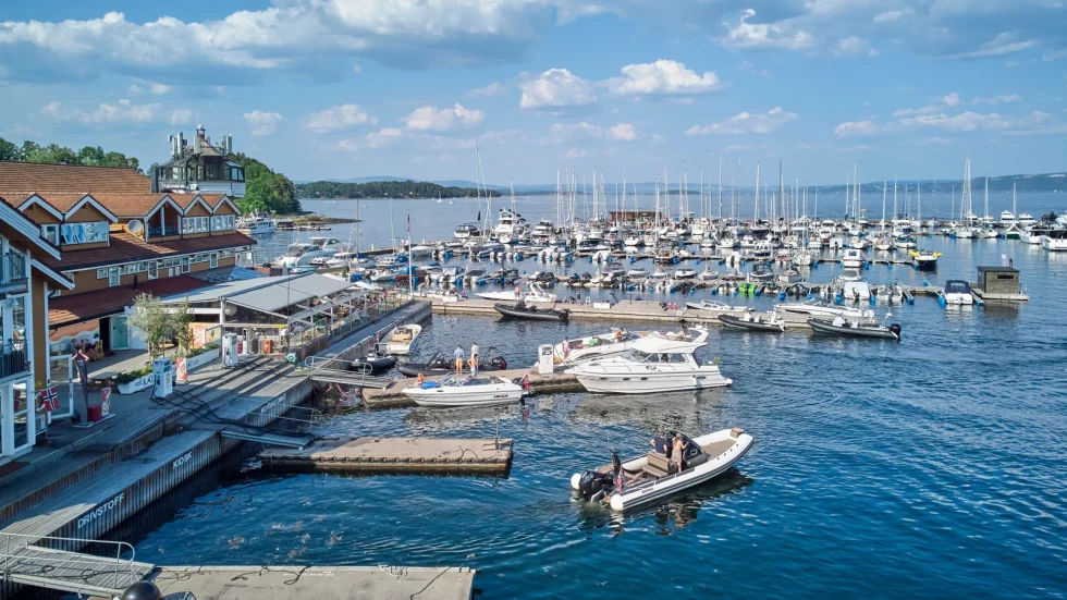 Gjestebrygge og båter ved Vollen Marina