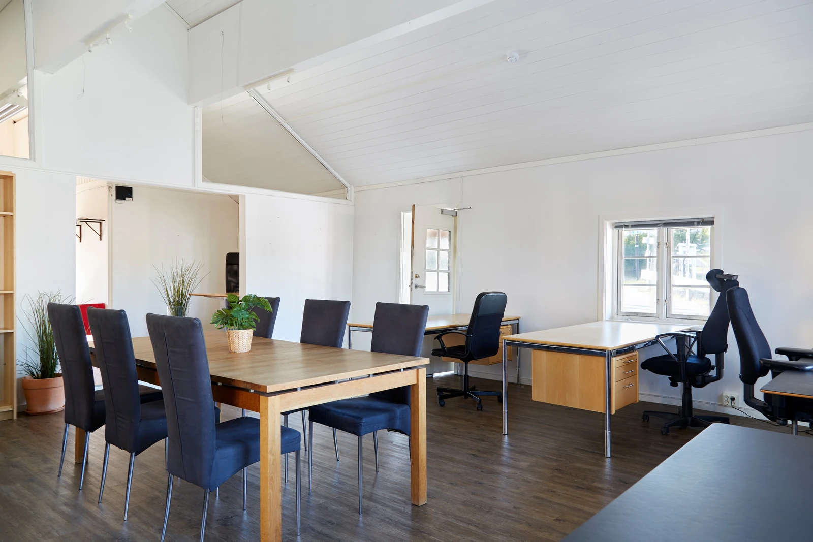 Arbeidsplasser og møtebord