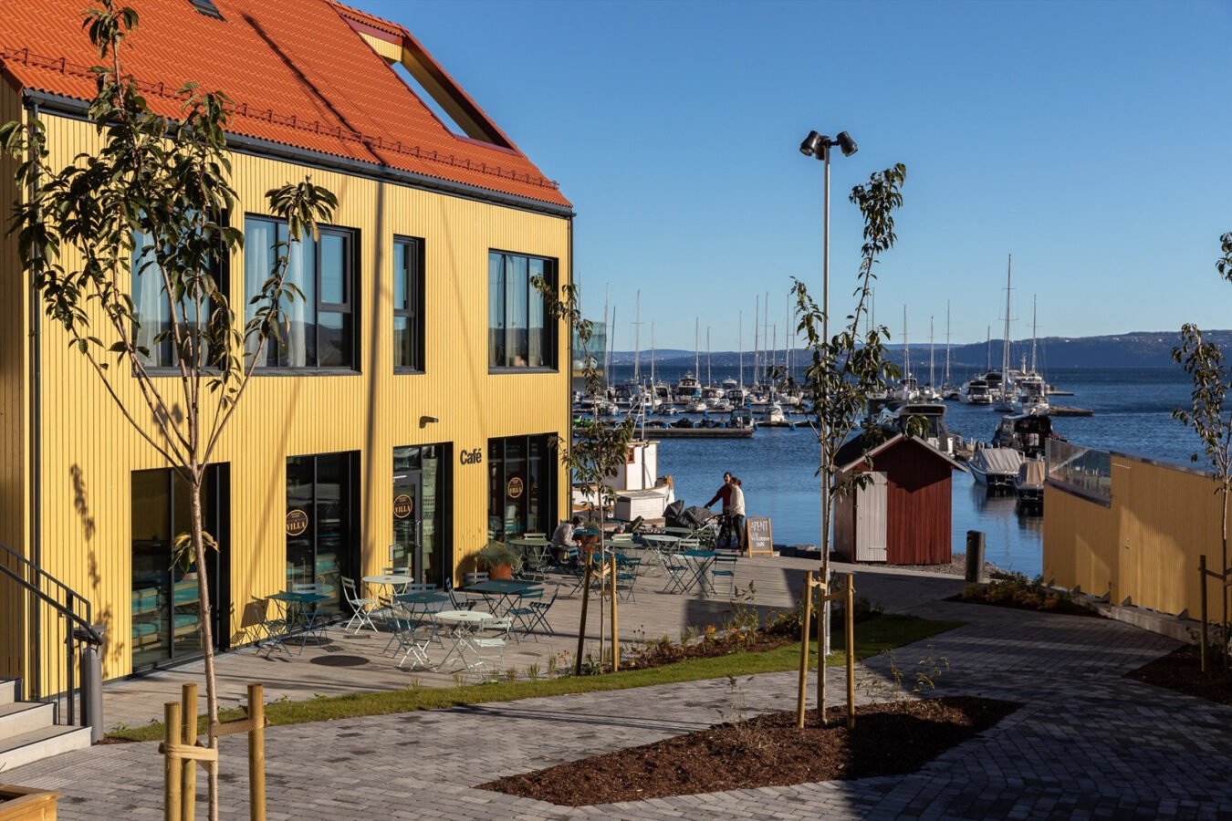 Vollen Marina sett fra fjorden med båter og leiligheter