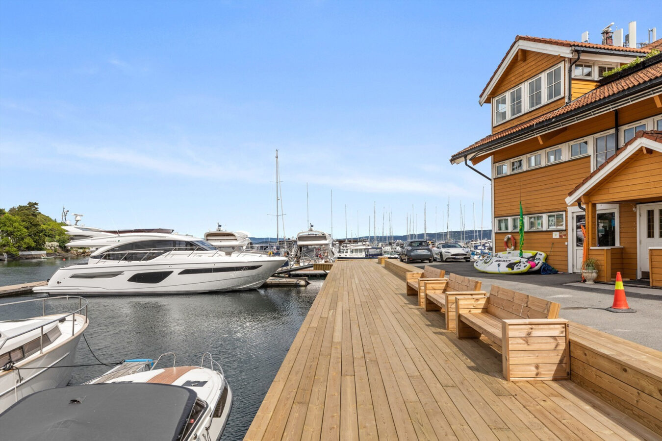 Bygg ved Vollen Marina