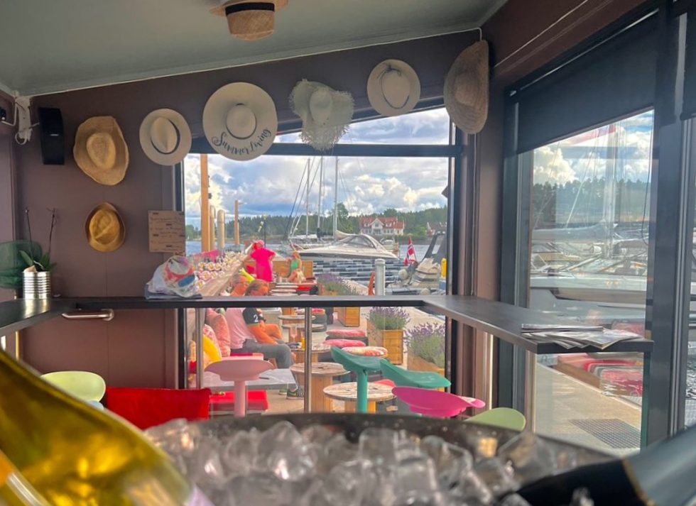 Bryggebar og servering ved Vollen Marina