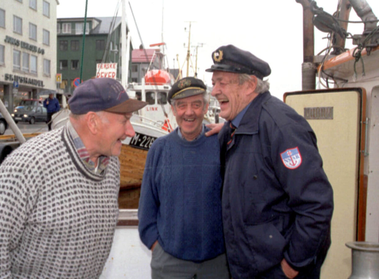 Erik Bye entret båten til fiskerkameratene Sverre Solheim (t.v.) og Anders Golmen i Kristiansund i forbindelse med dåpen av R/S «Erik Bye» i 1997