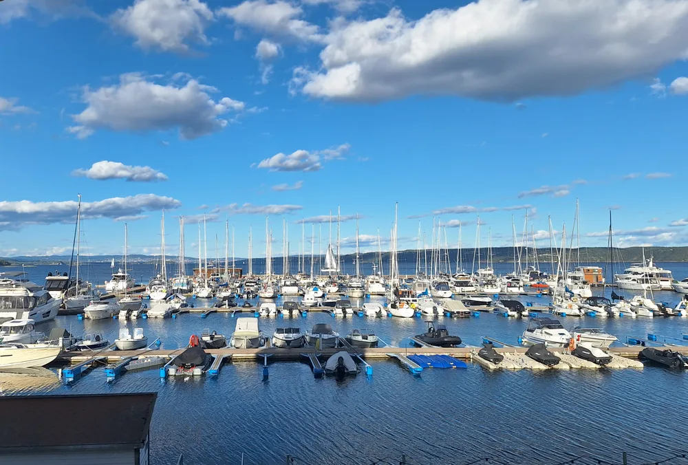Bryggene i Vollen Marina med den åpne Oslofjorden rett utenfor