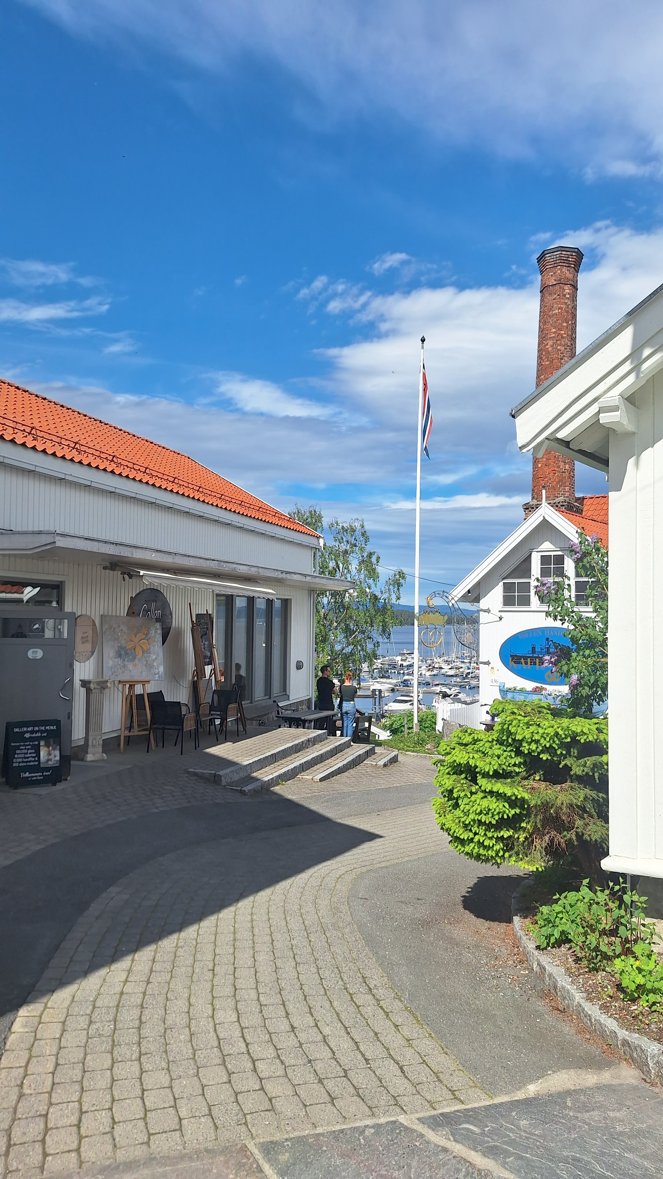 Vollen sentrum med gallerier, hvite hus og fjorden nedenfor